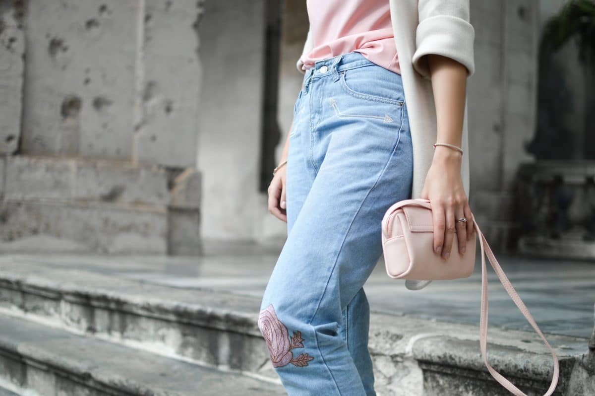 look féminin avec bague en diamant