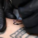 procéder au changement d’une aiguille de tatouage