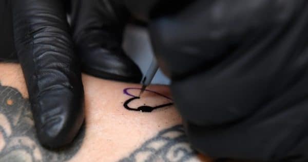 procéder au changement d’une aiguille de tatouage