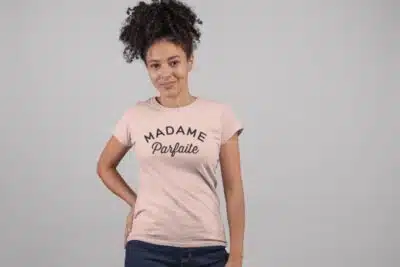 Les couleurs et motifs de t-shirt fille les plus populaires cette année