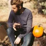Un homme avec un pull