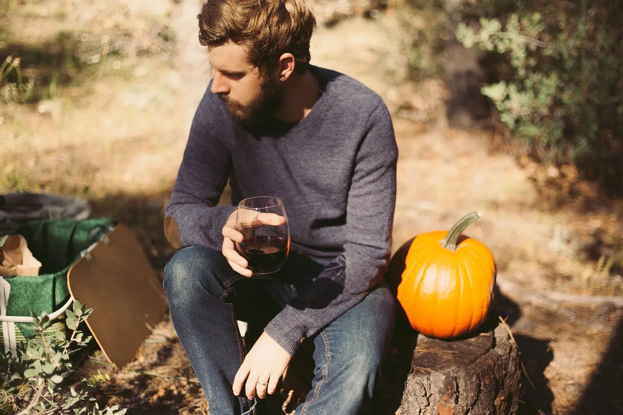 Un homme avec un pull