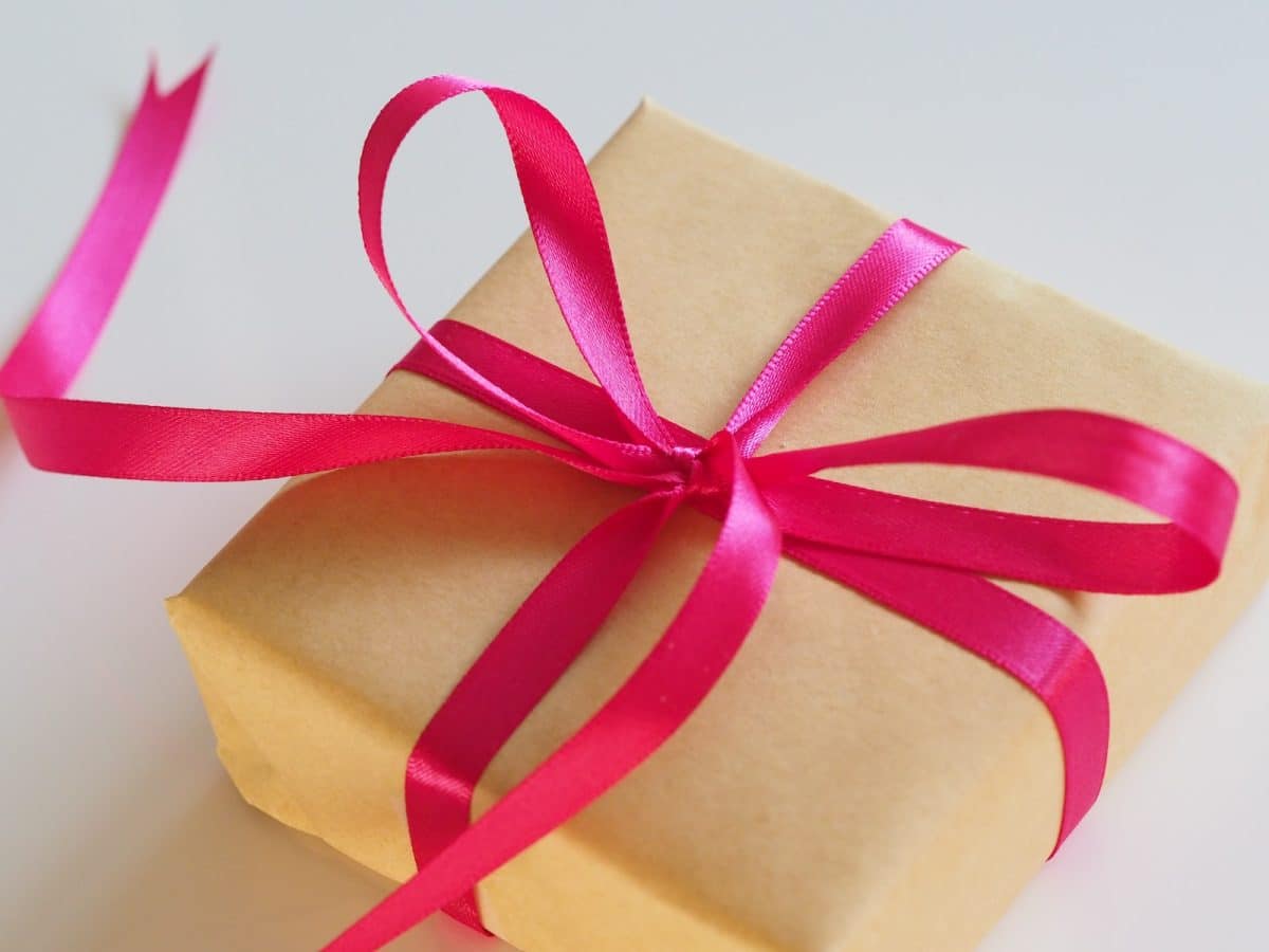 cadeau agrémenté d'un ruban rose