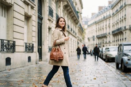 Femme élégante avec sac Premier Flirt dans Paris