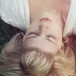 une femme avec des boucles d'oreilles