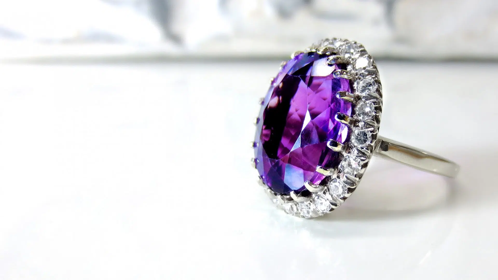 Offrir la bague d'un créateur à une femme !