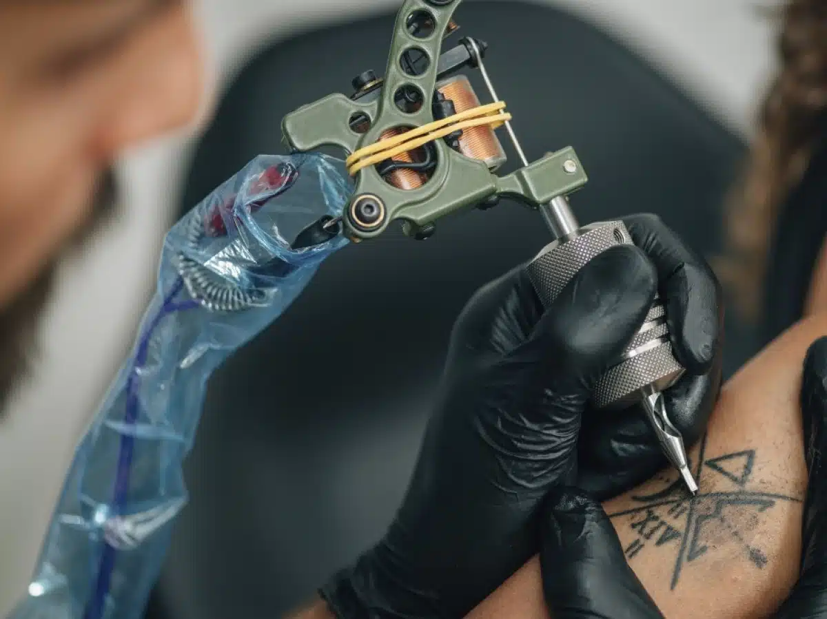procéder au changement d’une aiguille de tatouage